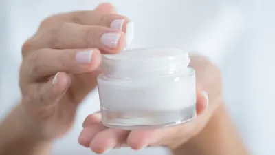 fairness cream  ત્વચા ગોરી કરનારી ફેરનેસ ક્રીમ કિડનીને પહોંચાડે છે નુકસાન  વૈજ્ઞાનિકોએ જણાવ્યું કારણ