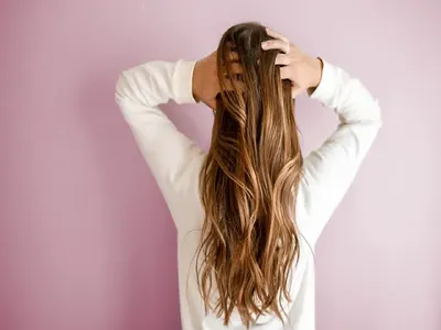 sweating in hair   શું પરસેવો તમારા વાળને ચીકણો અને તૈલી બનાવે છે  છુટકારો મેળવવાના ઉપાય