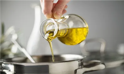 cooking oil નો ઉપયોગ કેટલી વાર કરી શકાય  તમારે તેને ઘણી વાર ગરમ કરવું જોઈએ  નહીં તો તે કેન્સરનું કારણ બનશે 