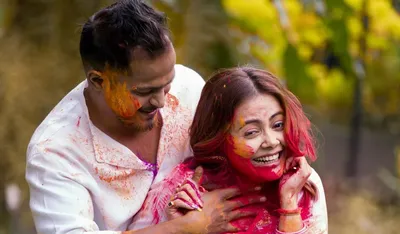 devoleena bhattacharjee એ પતિ શાહનવાઝ સાથે રમી હોળી  ટીવીની  ગોપી બહુ  રંગમાં રંગાયેલી દેખાઈ 