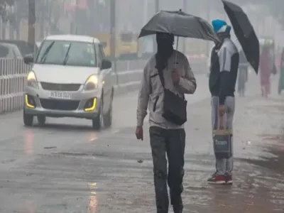 mumbai rain  મુંબઈમાં આકાશમાંથી વરસી આફત  ચોમાસાના પહેલા વરસાદમાં રસ્તાઓ પર પાણી ભરાયા